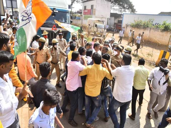 ಹುಬ್ಬಳ್ಳಿಯಲ್ಲಿ ಕಾಂಗ್ರೆಸ್ ಕಾರ್ಯಕರ್ತರು ಹಾಗೂ ಪೊಲೀಸರ ಮಧ್ಯೆ ಘರ್ಷಣೆ-