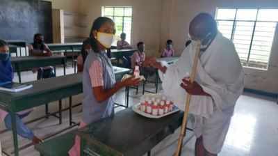 Kovai Schools Reopen: பள்ளி மாணவிகளுக்கு மாஸ்க், சானிடைசர் வழங்கிய காந்தி!