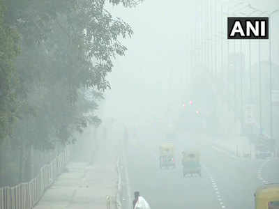 Delhi Weather Update: दिल्ली में ठंड का कहर जारी, आज भी छाया रहा घना कोहरा, 13 ट्रेनें लेट
