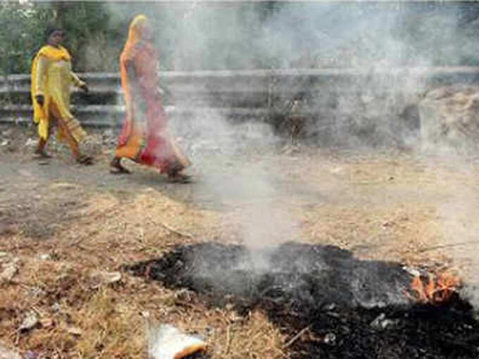 ​रस्त्यात जळलेला कचरा दिसणे...