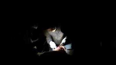 बलिया का जिला अस्पताल, लाइट गुल, फिर मोबाइल टॉर्च की रोशनी में मरीज को लगाए टांके, अब...