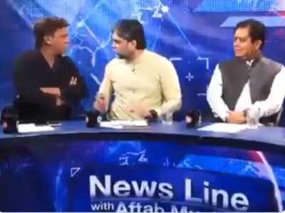 पाकिस्तान में टीवी डीबेट के दौरान चले लात-घूंसे, देखें वायरल वीडियो