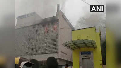 दिल्ली ITO के इंजिनियर्स भवन में आग लगी, दमकल की 3 गाड़ियां आग बुझाने में जुटी, टेरेस पर फंसे गार्ड को बचाया गया