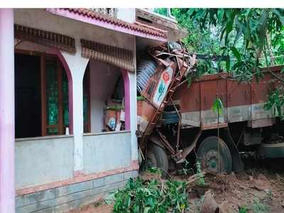 കുതിരാനില്‍ വീണ്ടും ചരക്ക് ലോറി അപകടത്തില്‍പ്പെട്ടു; മുത്തശ്ശിയും കൊച്ചു മോളും അത്ഭുതകരമായി രക്ഷപെട്ടു