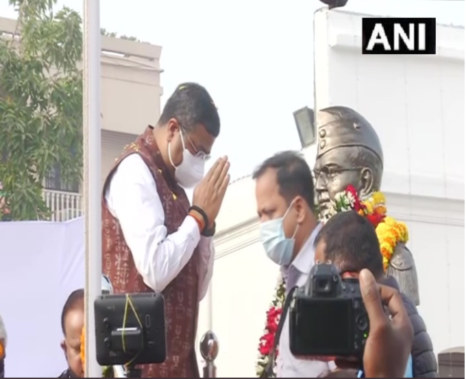 ओडिशाः केंद्रीय मंत्री धर्मेंद्र प्रधान ने नेताजी सुभाष चंद्र बोस की 125वीं जयंती के मौके पर कटक के जानकीनाथ भवन में उन्हें श्रद्धांजलि दी।