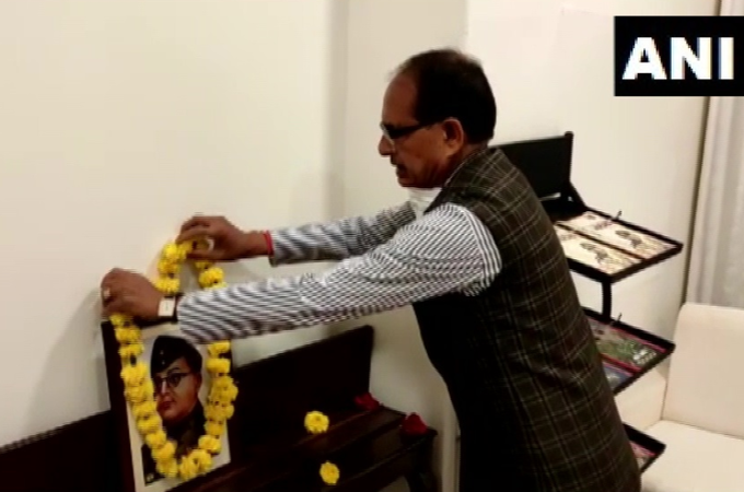 मध्य प्रदेश: मुख्यमंत्री शिवराज सिंह चौहान ने भोपाल में अपने आवास पर नेताजी सुभाष चन्द्र बोस की जयंती पर उन्हें श्रद्धांजलि दी।