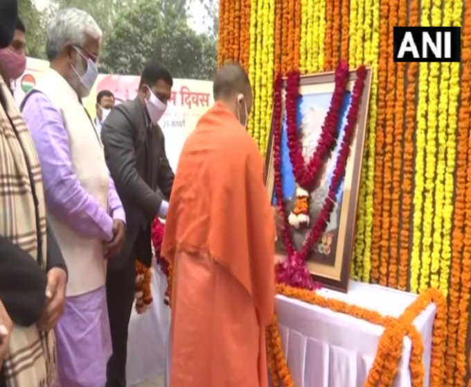 लखनऊ: उत्तर प्रदेश के मुख्यमंत्री योगी आदित्यनाथ ने नेताजी सुभाष चंद्र बोस की 125वीं जयंती पर उन्हें श्रद्धांजलि दी।