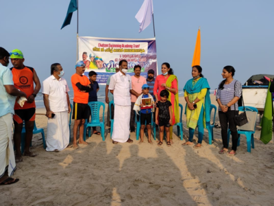 ജല അപകടങ്ങളിൽ നിന്ന് രക്ഷ നേടാം; പയ്യാമ്പലം കടലിൽ നീന്തിയത് 6 വയസുകാരനും 60കാരനും