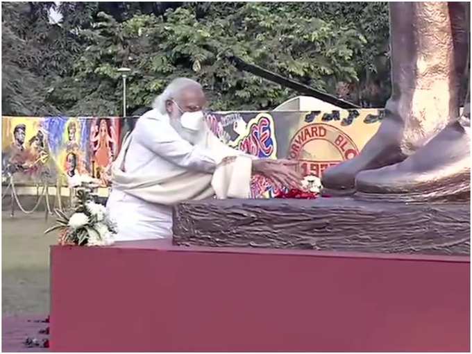 PM मोदी ने नेताजी सुभाष चंद्र बोस की प्रतिमा पर चढ़ाए फूल
