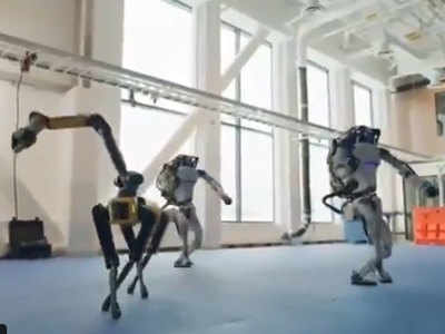 रोबोट्स के हैरान कर देने वाले डांस मूव पर आए मजेदार कॉमेंट- नागिन डांस करके दिखाओ तब मानें