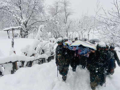 कमाल! बर्फ में 6 किमी चले पैदल, कुपवाड़ा में महिला और नवजात को कंधों पर उठाकर सैनिकों ने घर तक पहुंचाया