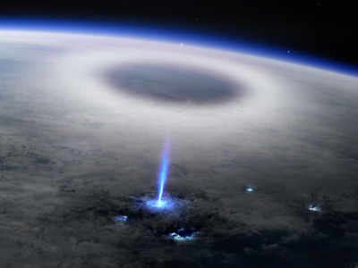 Blue Jet: बादलों के पार, अंतरिक्ष से दिखी धरती पर कड़कती बिजली, दुर्लभ नजारे का क्या असर मुमकिन?