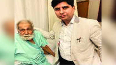 दिल्लीः 18 मिनट में 86 साल के बुजुर्ग को दोबारा पैरों पर किया खड़ा!