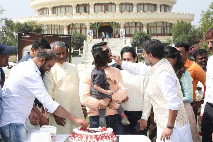 ಅಜಯ್‌ಗೆ ಕೇಕ್‌ ತಿನ್ನಿಸುತ್ತಿರುವ ಗುರು ದೇಶಪಾಂಡೆ