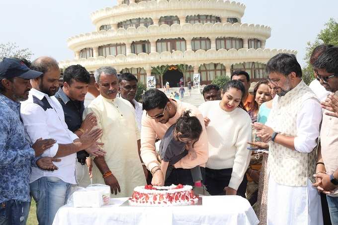 ಮಗಳೊಂದಿಗೆ ಕೇಕ್ ಕತ್ತರಿಸಿ ಸಂಭ್ರಮಿಸಿದ ನಟ