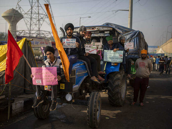 किसी भी तरह के हथियार नहीं होने चाहिए