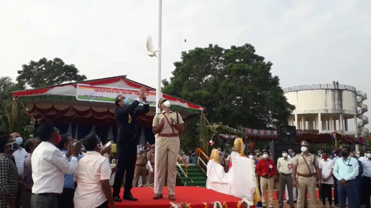 சமாதனப் புறா பறக்கவிட்டு குடியரசு தினம் கொண்டாடிய மாவட்ட ஆட்சியர்