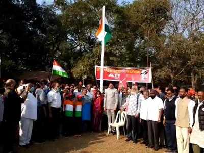 Mumbai Farmers Protest: मुंबई में खत्म लेकिन दिल्ली में जारी रहेगा किसान आंदोलन, ध्वजारोहण के बाद घरों के लिए निकले आंदोलनकारी
