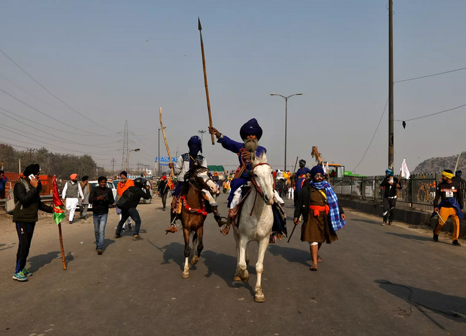 ट्रॅक्टर रॅलीसाठी निघालेले आंदोलक शेतकरी