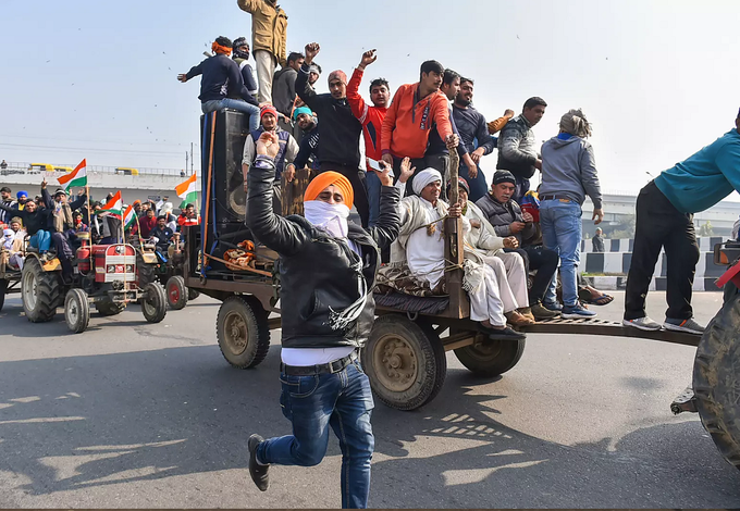 ट्रॅक्टर रॅलीसाठी निघालेले आंदोलक शेतकरी