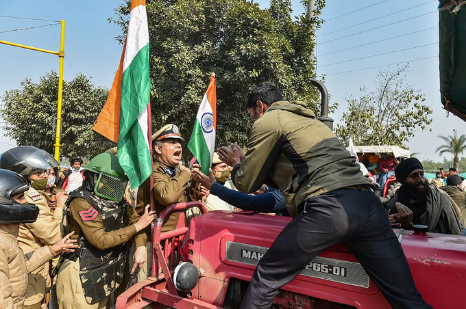 आंदोलकांना रोखण्याचा प्रयत्न करणारे पोलीस