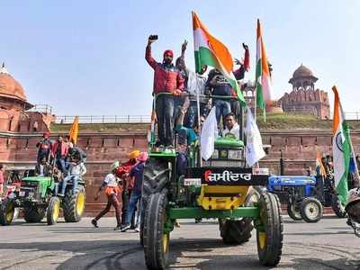 ఎర్రకోటలోకి దూసుకొచ్చిన రైతులు.. కోటపై జెండా ఆవిష్కరణ