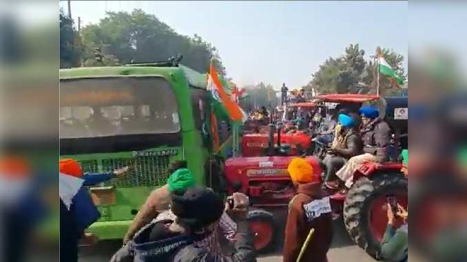Video: દિલ્હીમાં પ્રવેશ્યા બાદ ખેડૂતોએ ટ્રેક્ટરથી બસ પલટવાનો પ્રયાસ કર્યો 