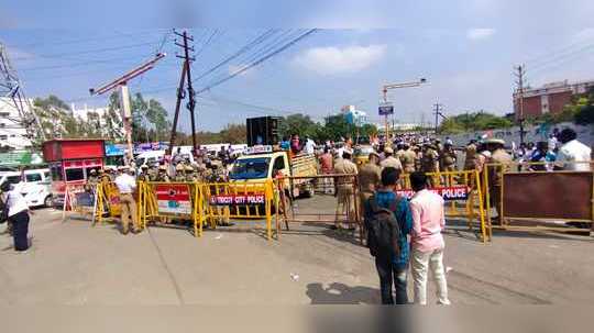 தடையை மீறி வாகனப் பேரணி... திருச்சியிலும் காவல்துறையுடன் தள்ளுமுள்ளு