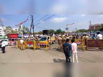 தடையை மீறி வாகனப் பேரணி... திருச்சியிலும் காவல்துறையுடன் தள்ளுமுள்ளு