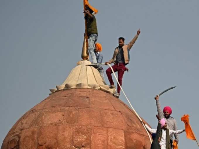 प्रदर्शनकारी गुंबद पर चढ़े