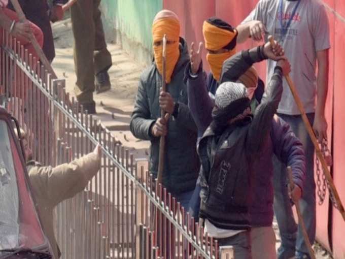 नकाबपोशों ने किया दिल्ली पुलिस पर हमला
