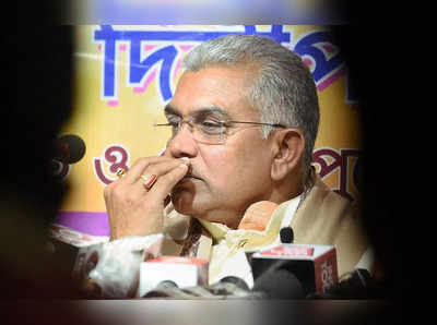 West Bengal Politics: बंगाल बीजेपी अध्यक्ष दिलीप घोष ने फहराया उल्टा तिरंगा, टीएमसी ने कसा जमकर तंज