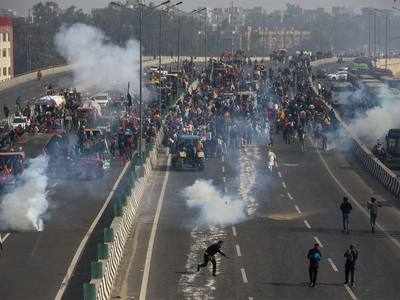 Delhi Violence: प्रदर्शनकारियों ने गाड़ियों और बसों में की तोड़फोड़, आंसू गैस की गन भी छीनी