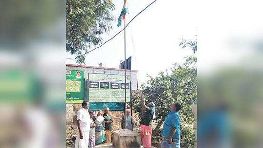 தேசியக்கொடி ஏற்றிய தூய்மைப் பணியாளர்... ஊராட்சித் தலைவருக்கு பாராட்டு