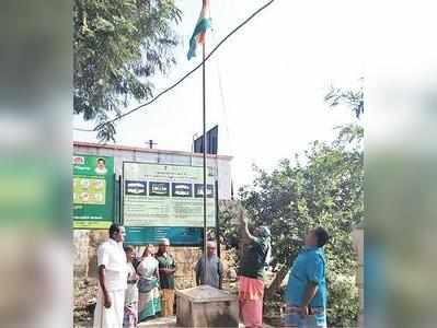 தேசியக்கொடி ஏற்றிய தூய்மைப் பணியாளர்... ஊராட்சித் தலைவருக்கு பாராட்டு