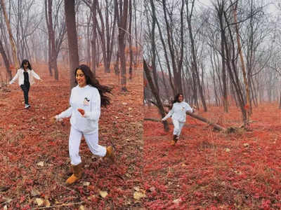 जाह्नवी कपूर अपनी फ्रेंड के साथ जंगलों में सैर पर निकलीं, जहां लाल पत्तों से जमीन पर बिछी हैं चादरें