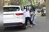 अपनी jaguar कार से क्लनिक पहुंचीं अनीता हसनंदानी, बेबी बंप को संभालते वाइट टॉप में लगीं प्यारी