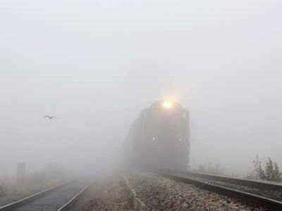 Indian Railways News: फिर बढ़ा कोहरा, ट्रेनें सवा चार घंटे तक लेट