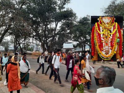 ಬಾಗಲಕೋಟೆ: ನಿಷೇಧದ ನಡುವೆಯೂ ಬನಶಂಕರಿ ದೇವಿ ಜಾತ್ರೆಗೆ ಹರಿದುಬಂದ ಭಕ್ತ ಸಾಗರ..!