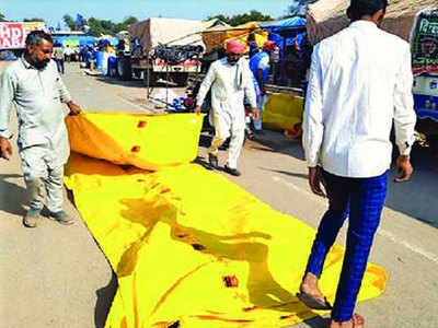 लालकिले की घटना पर लोगों का फूटा गुस्सा, चेतावनी के बाद हाइवे को खाली करने लगे किसान