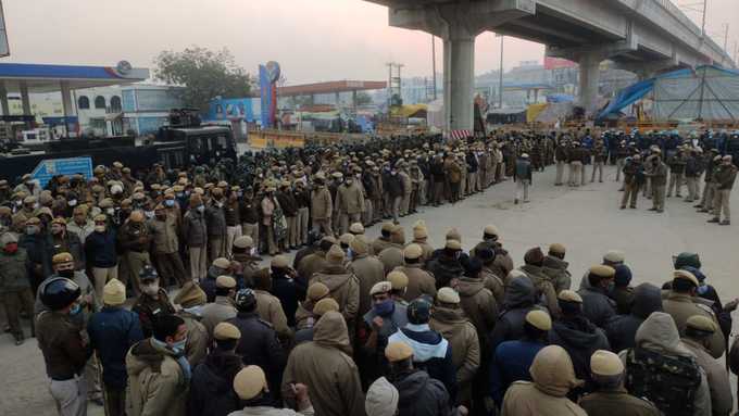 टिकरी बार्डर पर इस वक़्त दिल्ली पुलिस और पैरामिलिट्री फोर्सेज की संख्या को बढ़ा दिया गया है। बड़ी संख्या में BSF, CRPF के जवान तैनात हैं।