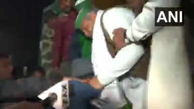 Farmers Leader Rakesh Tikait Slaps: राकेश टिकैत ने आपा खोया, एक शख्स को जड़ा थप्पड़, देखिए वीडियो