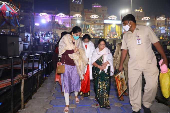 వారణాసిలో కేసీఆర్ ఫ్యామిలీ: గంగాహారతి, ప్రత్యేక పూజలు