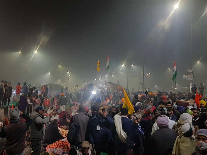 गाजीपुर बॉर्डर पर बड़ी तादाद में जुट रहे हैं किसान, पश्चिमी यूपी के अलग-अलग हिस्सों से रात में ही किसानों के गाजीपुर बॉर्डर की तरफ बढ़ने की खबर। (फोटो- अभिषेक त्यागी, NBT)