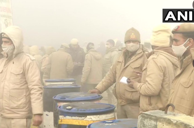 सिंघु बॉर्डर पर भारी संख्या में सुरक्षाबल तैनात किया गया है। कृषि कानूनों के खिलाफ यहां किसानों का विरोध-प्रदर्शन जारी है।