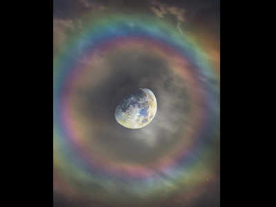 Moonbow: इंद्रधनुषी छल्ले में घिरा चांद, कैमरे में कैद हुई दुर्लभ नजारे की तस्वीर