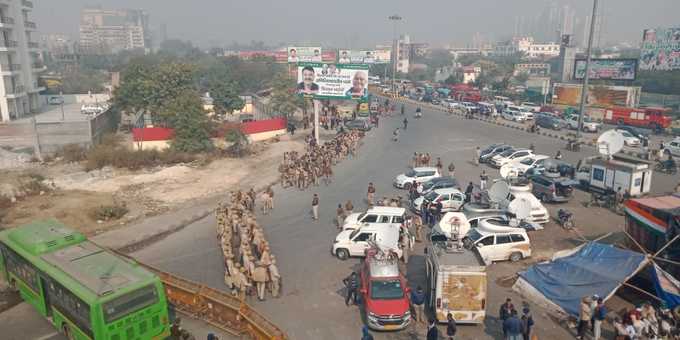 गाजीपुर बॉर्डर: किसानों के प्रदर्शन की जगह पर फिर से जमा होने लगी पुलिस फोर्स। बड़े पैमाने में लंगर सेवा भी आज फिर शुरू की गई।