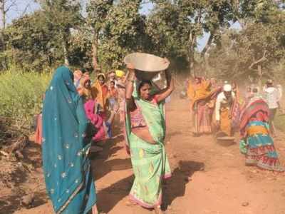 Jharkhand: जब किसी ने नहीं सुनी फरियाद तो दशरथ मांझी की राह पर चले ग्रामीण, कुदाल-फावड़ा थाम शुरू किया सड़क निर्माण