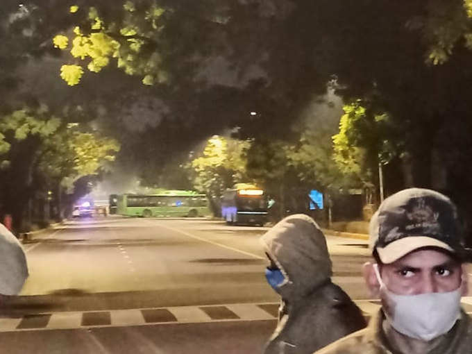 धमाके के बाद दूतावास की सड़क को बंद किया गया