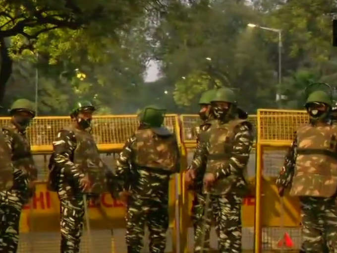 दूतावास के पास संख्या में सुरक्षाकर्मी तैनात